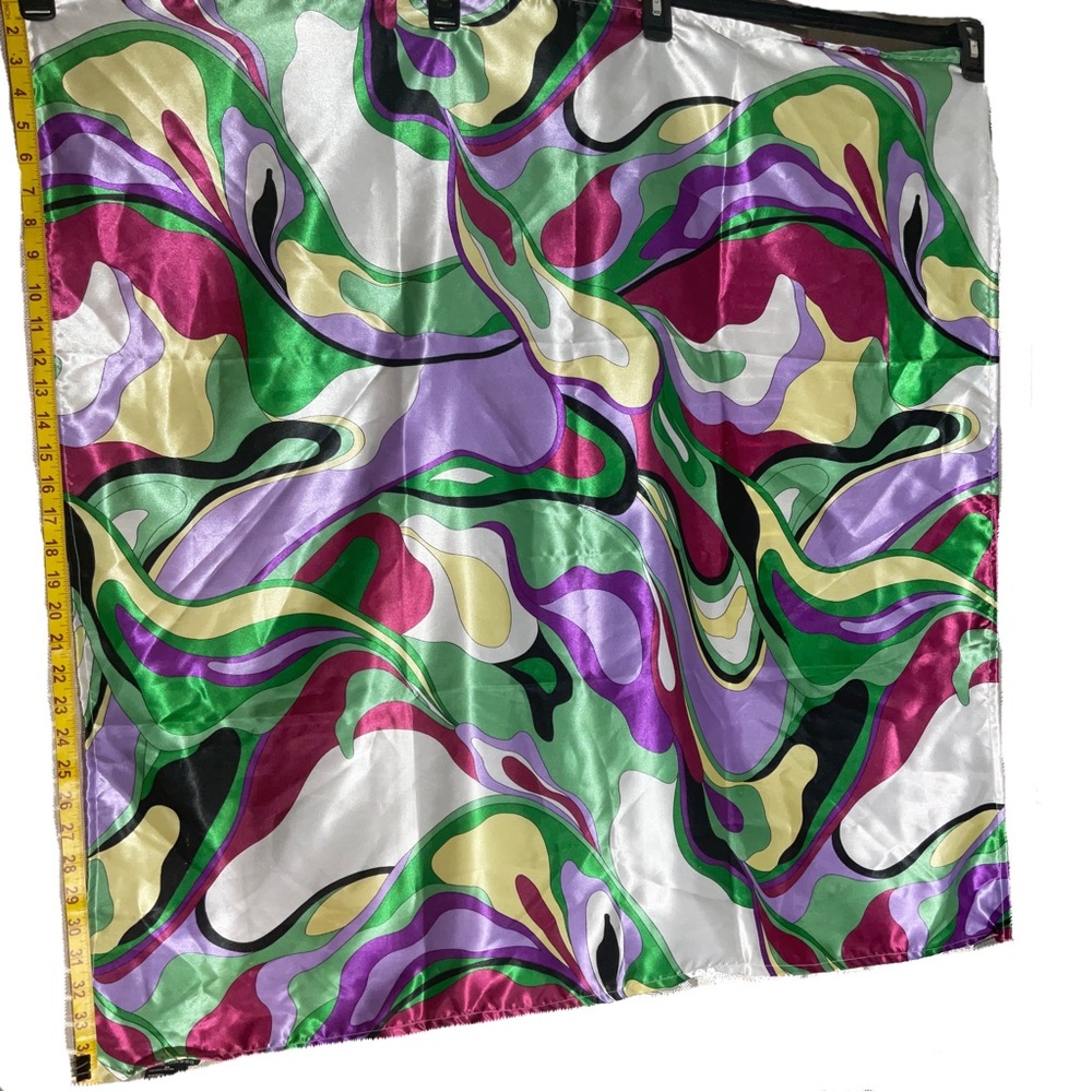Dennis by Dennis Basso Vibrant Green Purple White Printed Scarf Pre-Owned 35” sq